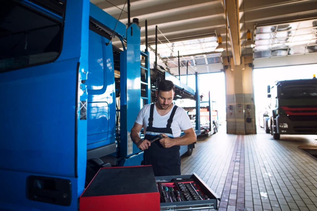 Technician checking a toolbox in a maintenance workshop, illustrating RFID tool tracking and the traceability of critical tools.
