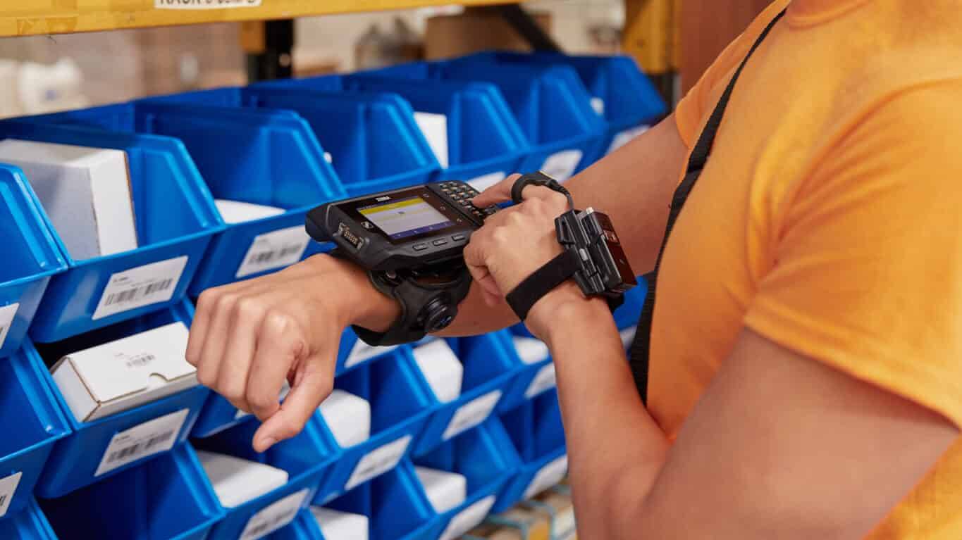 Technicien de maintenance industrielle utilisant une imprimante mobile pour identifier des pièces de rechange sur site