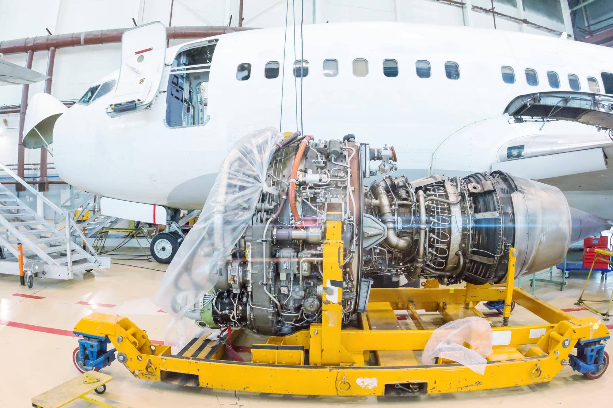 Moteur d’avion démonté sur un support de maintenance dans un atelier aéronautique